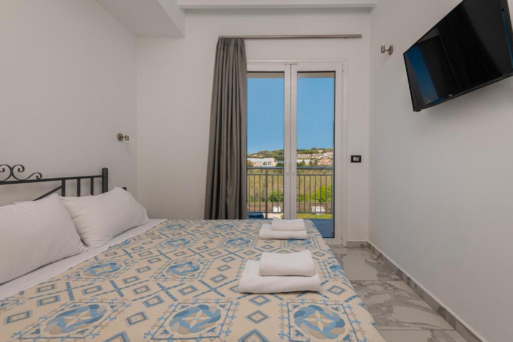 Ein Bett oder Betten in einem Zimmer der Unterkunft Katsaros Luxury Apts 5 min walk to beach