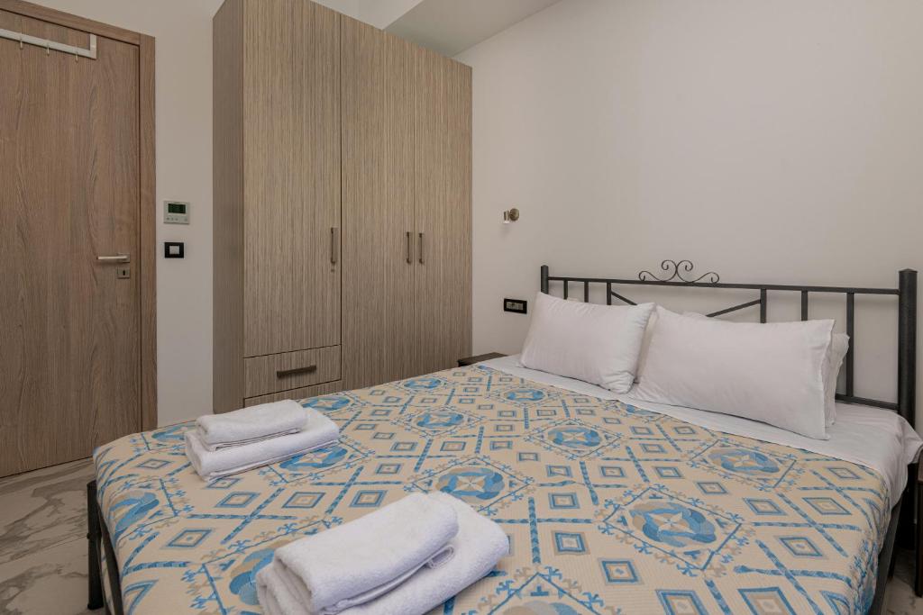 Ein Bett oder Betten in einem Zimmer der Unterkunft Katsaros Luxury Apts 5 min walk to beach