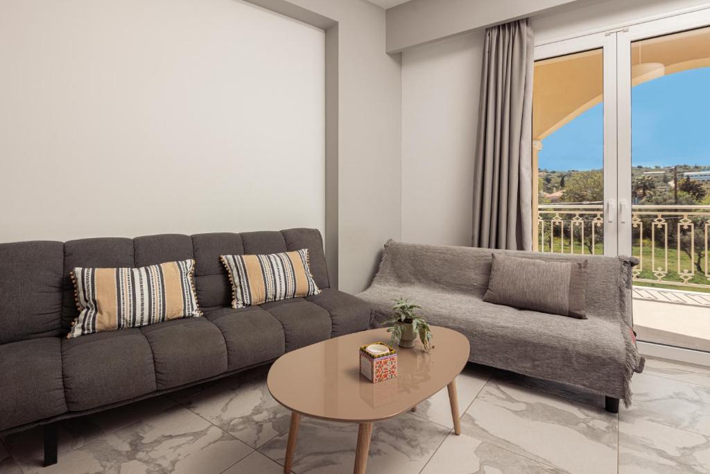 Ein Sitzbereich in der Unterkunft Katsaros Luxury Apts 5 min walk to beach