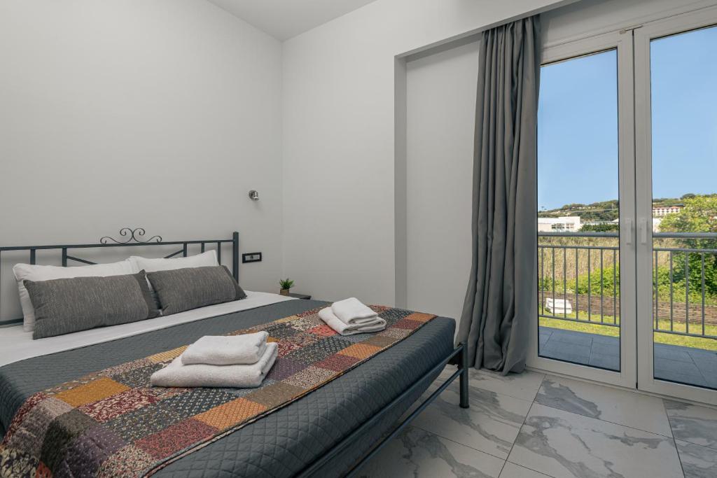 Ein Bett oder Betten in einem Zimmer der Unterkunft Katsaros Luxury Apts 5 min walk to beach