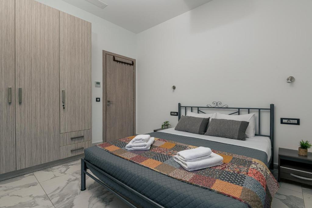 Ein Bett oder Betten in einem Zimmer der Unterkunft Katsaros Luxury Apts 5 min walk to beach