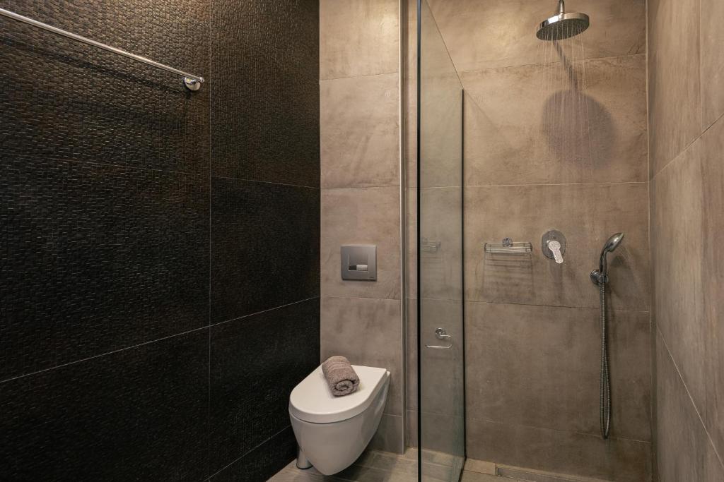 Ein Badezimmer in der Unterkunft Katsaros Luxury Apts 5 min walk to beach