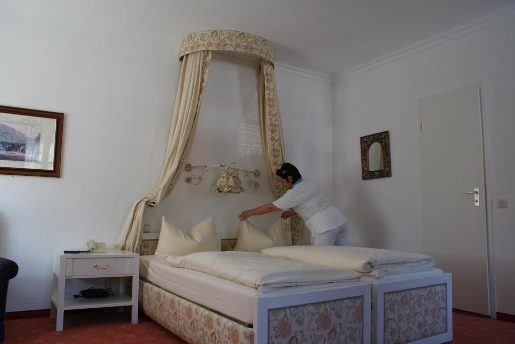 Postel nebo postele na pokoji v ubytování Hotel zur Post
