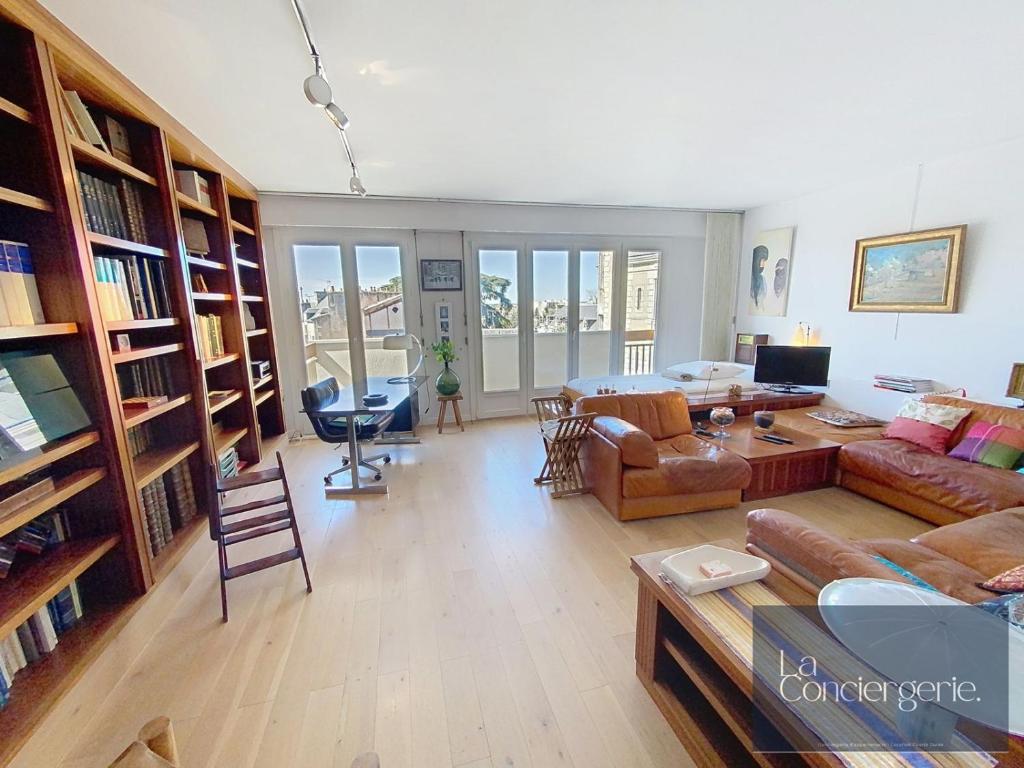 un salon avec un canapé et une table dans l'établissement Le Renaudot - Poitiers Centre - 70's - La Conciergerie, à Poitiers