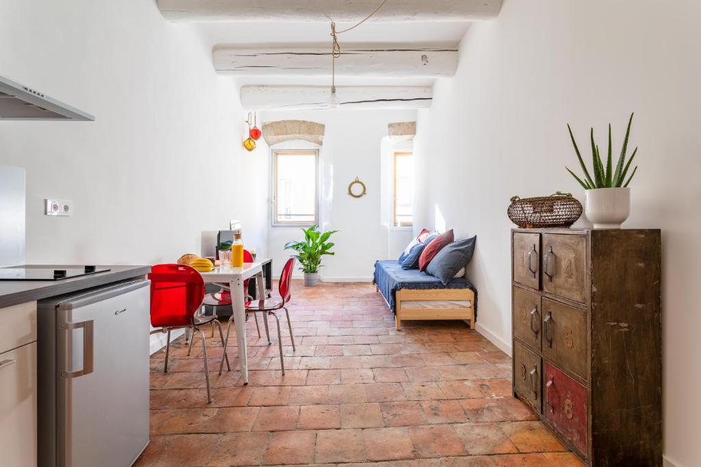 une cuisine et un salon avec un canapé et une table dans l'établissement Vieux Port - L'Affréteur, à Marseille