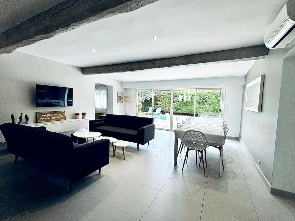un salon avec un canapé et une table dans l'établissement Villa Tropicannes Pool 5 bedrooms, au Cannet
