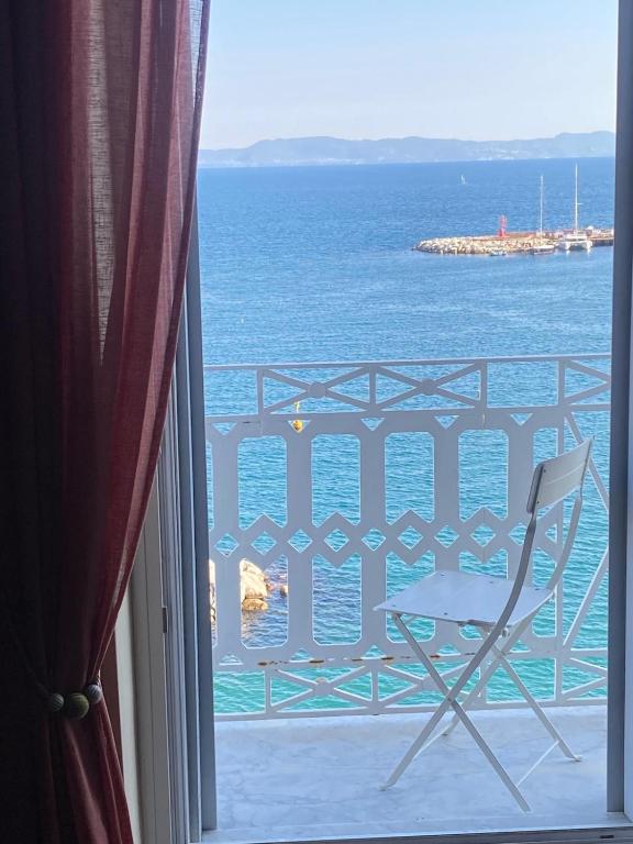 Caracciolo Seafront Charme Home