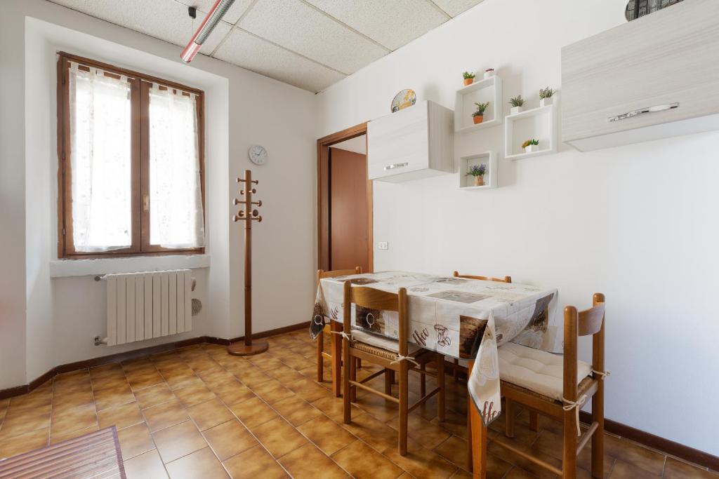 una cucina con un tavolo e sedie in una stanza di GuestHost - M3 Lodi Tibb-Brenta Comfy Flat a Milano