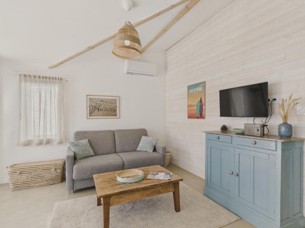 Photo de la galerie de l'établissement 700m plage - Arago - Terrasse - Maison pour 4, à Les Sables-dʼOlonne