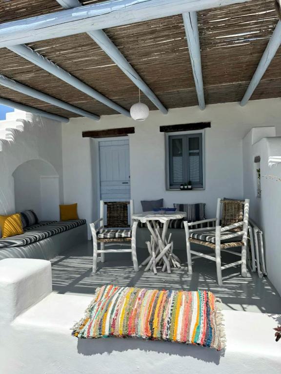 salon z kanapą, krzesłami i stołem w obiekcie Palio Karnagio Παλιό Καρνάγιο w Koufonisii