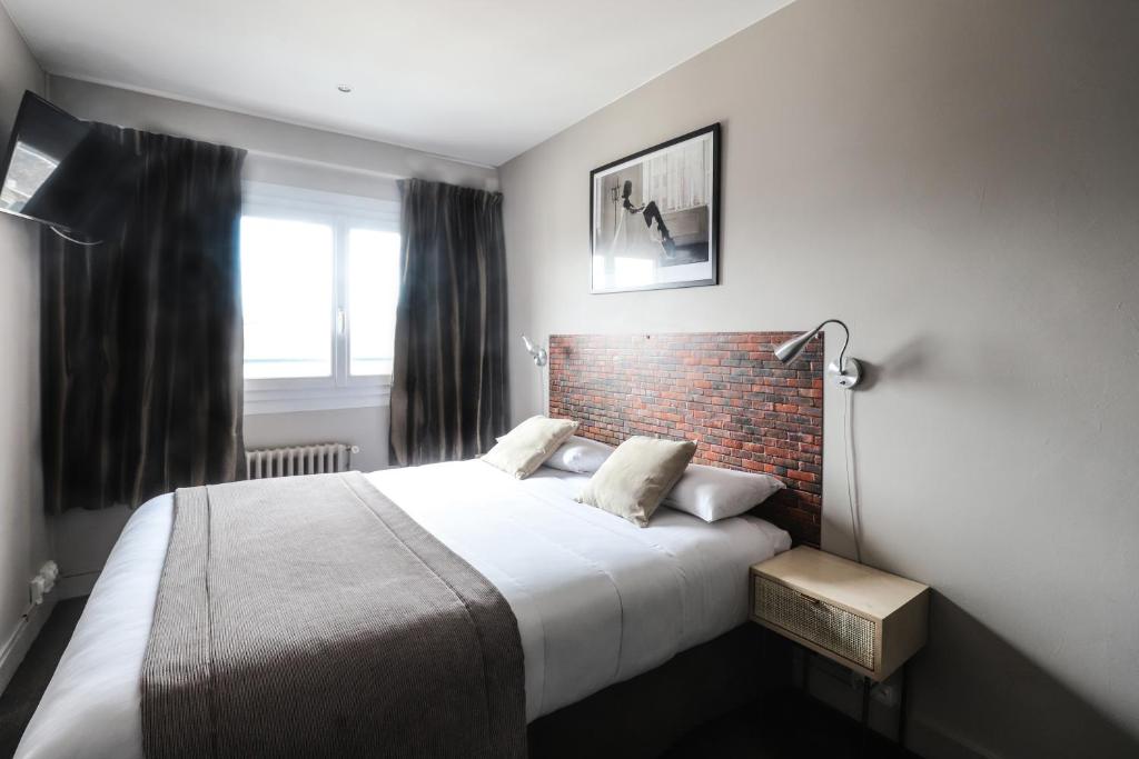 Postel nebo postele na pokoji v ubytování Hotel Des Cedres