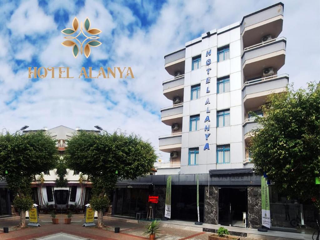 un hotel en alkmaar con el letrero del hotel alawi en él en Hotel Alanya, en Alanya