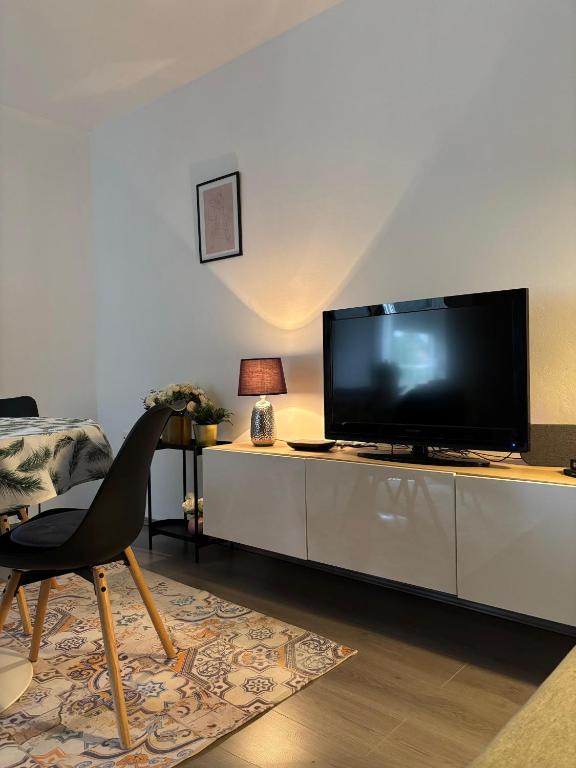 TV a/nebo společenská místnost v ubytování Panorama Suite Apartment - stan na dan i više