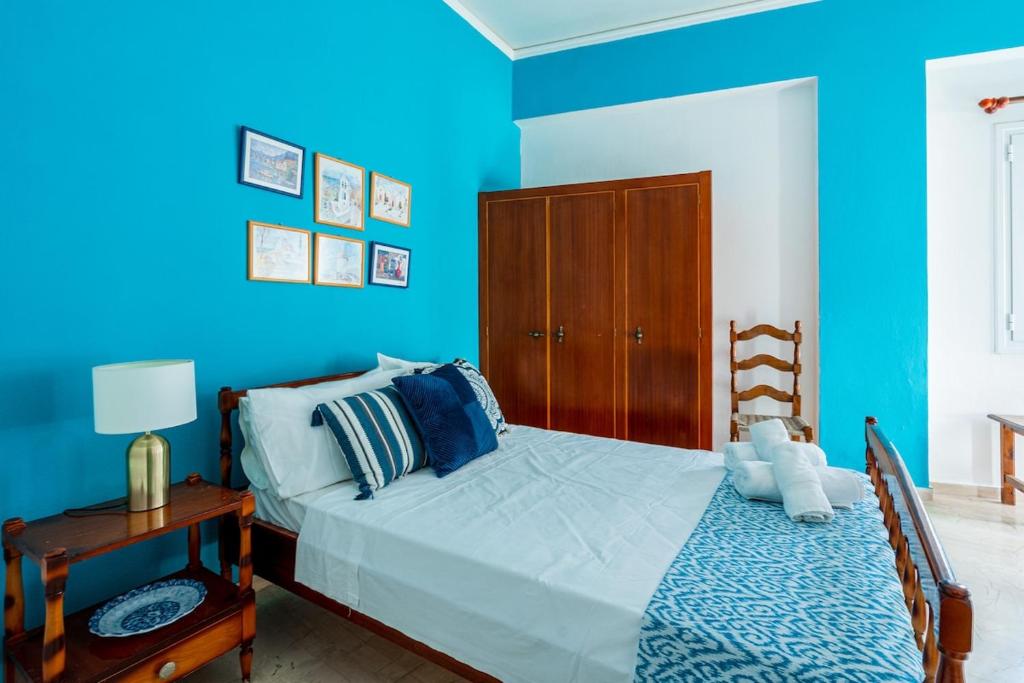 เตียงในห้องที่ 3-Person Apartment in city center by AlecosStudios