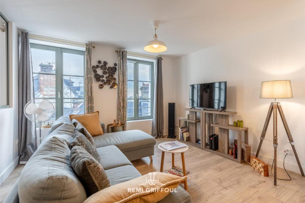 Χώρος καθιστικού στο Magical Rooftop Views Historic City Center 2 guests