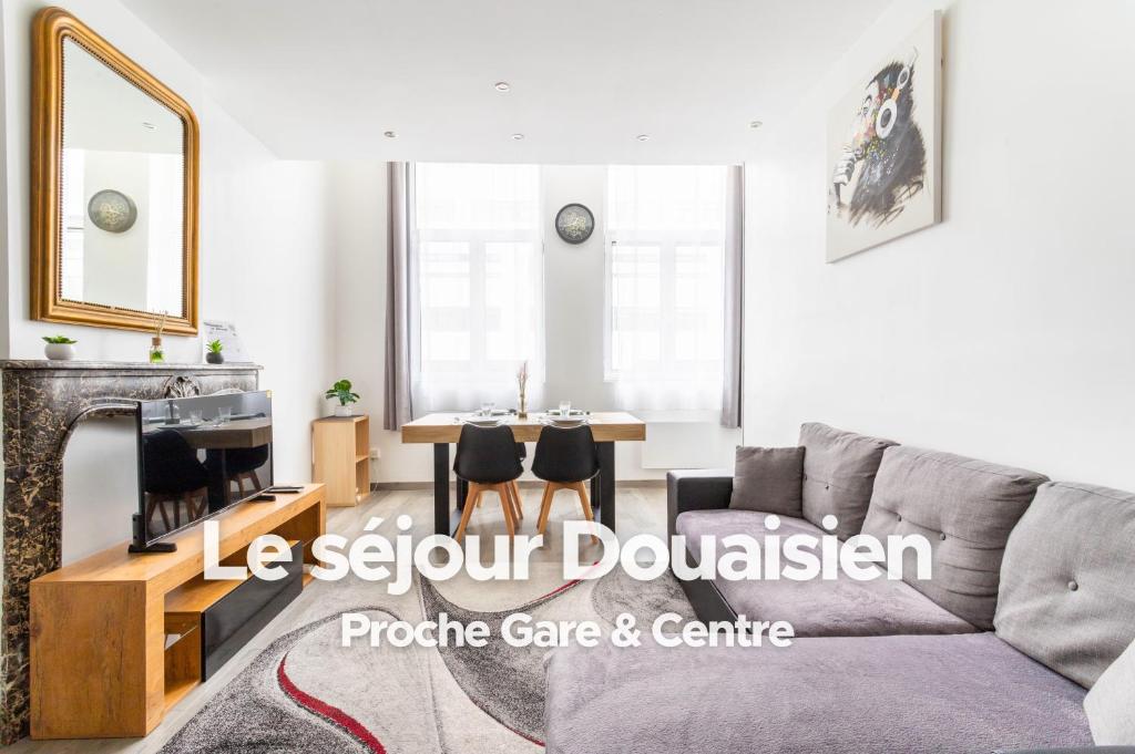 un salon avec un canapé et une table dans l'établissement Le séjour Douaisien - Proche Gare & Centre, à Douai