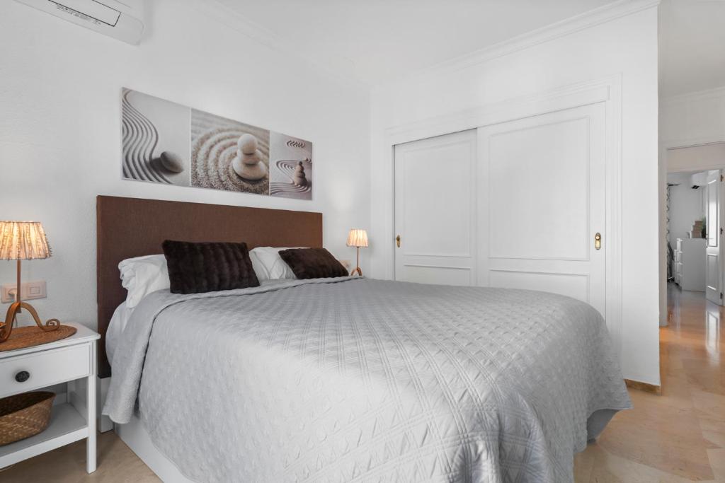 A bed or beds in a room at Cozy apartment with pool in Riviera del Sol by Costarentals - Ref 153