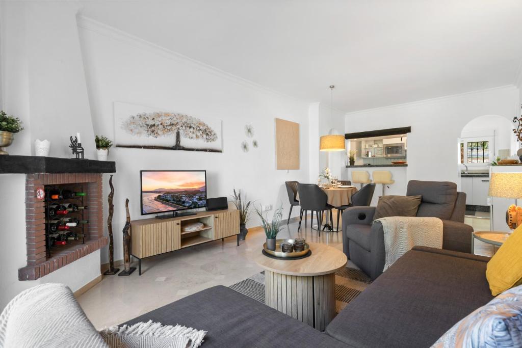 A television and/or entertainment centre at Cozy apartment with pool in Riviera del Sol by Costarentals - Ref 153