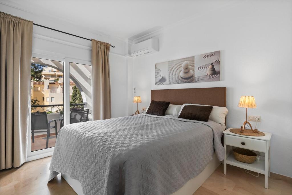 A bed or beds in a room at Cozy apartment with pool in Riviera del Sol by Costarentals - Ref 153