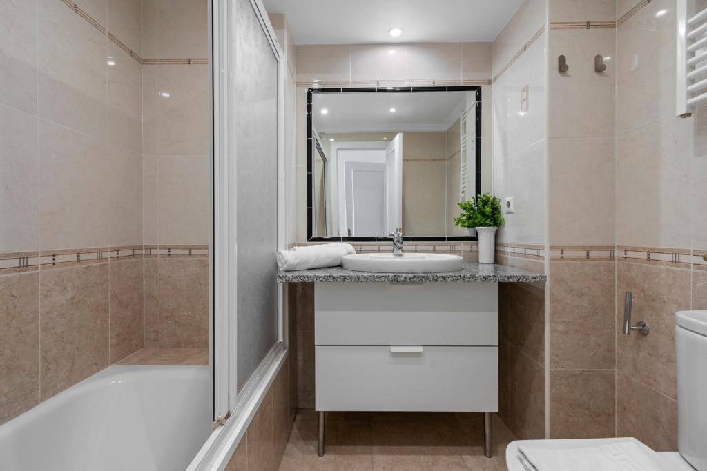 A bathroom at Cozy apartment with pool in Riviera del Sol by Costarentals - Ref 153