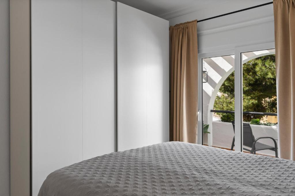 A bed or beds in a room at Cozy apartment with pool in Riviera del Sol by Costarentals - Ref 153