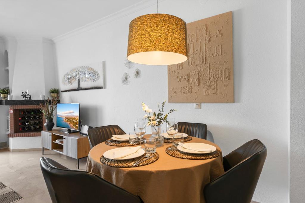 A television and/or entertainment centre at Cozy apartment with pool in Riviera del Sol by Costarentals - Ref 153
