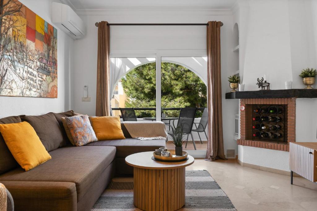 A seating area at Cozy apartment with pool in Riviera del Sol by Costarentals - Ref 153