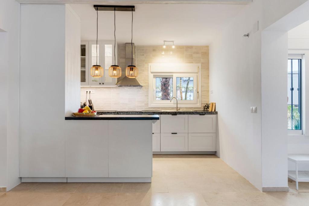 A kitchen or kitchenette at Cozy apartment with pool in Riviera del Sol by Costarentals - Ref 153