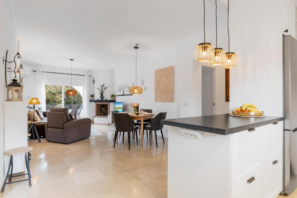 A kitchen or kitchenette at Cozy apartment with pool in Riviera del Sol by Costarentals - Ref 153