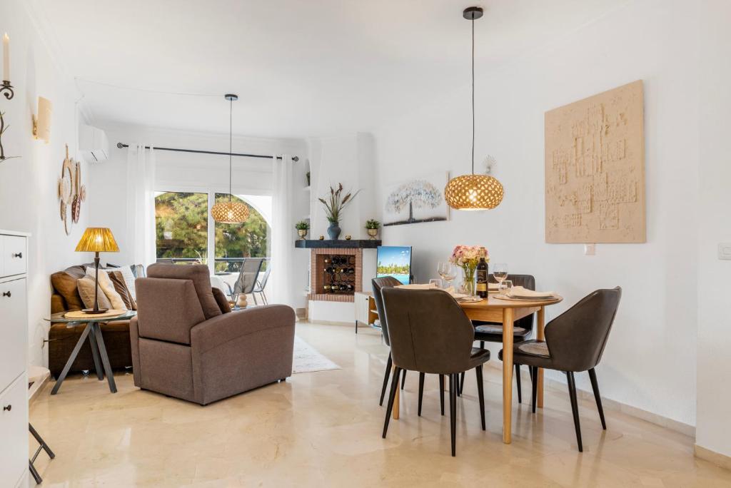 A seating area at Cozy apartment with pool in Riviera del Sol by Costarentals - Ref 153