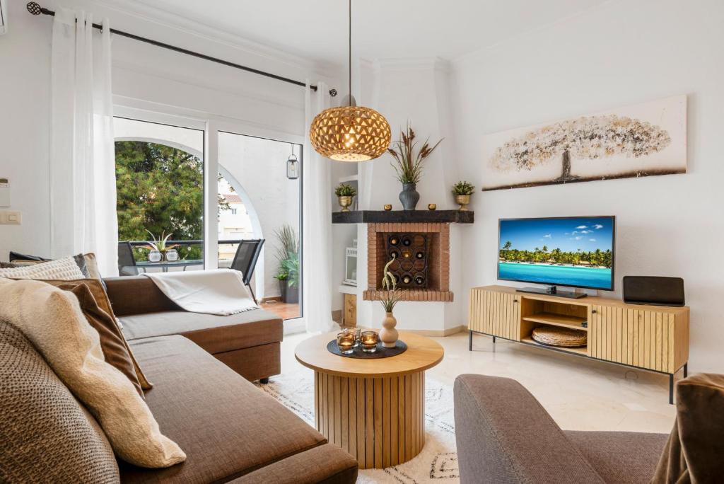 A television and/or entertainment centre at Cozy apartment with pool in Riviera del Sol by Costarentals - Ref 153