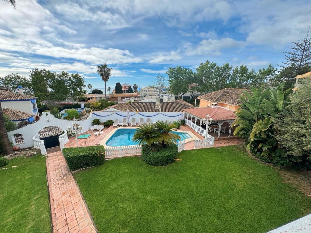 Bazén v ubytovaní Villa Lucía - Benalmádena Costa alebo v jeho blízkosti