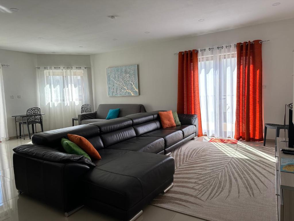 Posezení v ubytování Cozy, Spacious 3 Bedroom Maisonette, 6 to 9 ppl, 1 min walk from Seafront