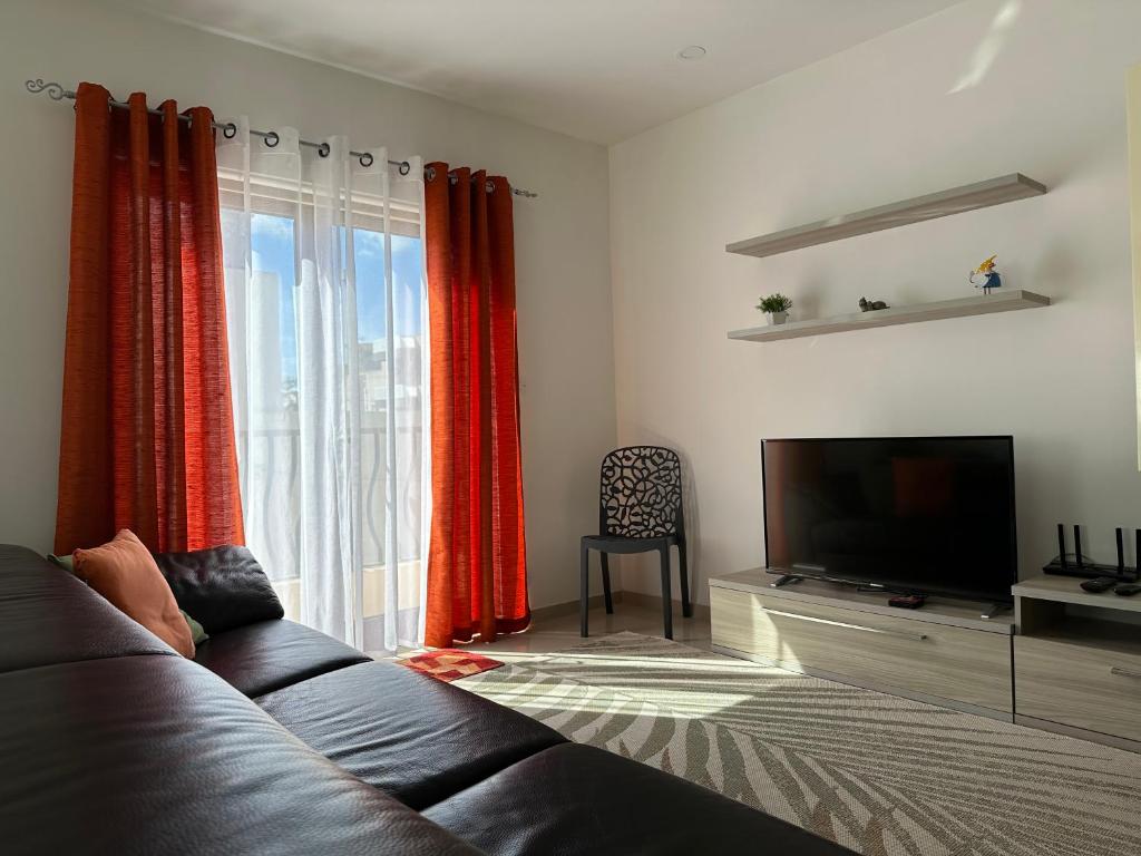 TV a/nebo společenská místnost v ubytování Cozy, Spacious 3 Bedroom Maisonette, 6 to 9 ppl, 1 min walk from Seafront