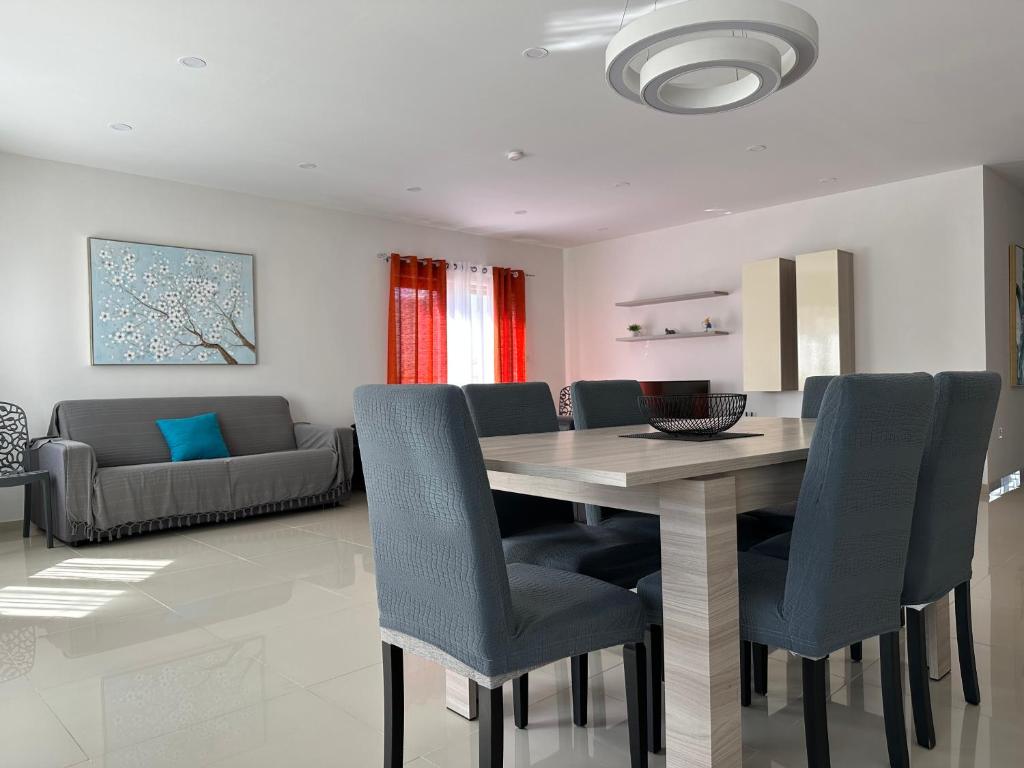 Posezení v ubytování Cozy, Spacious 3 Bedroom Maisonette, 6 to 9 ppl, 1 min walk from Seafront