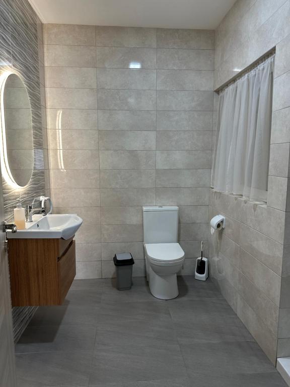 Koupelna v ubytování Cozy, Spacious 3 Bedroom Maisonette, 6 to 9 ppl, 1 min walk from Seafront
