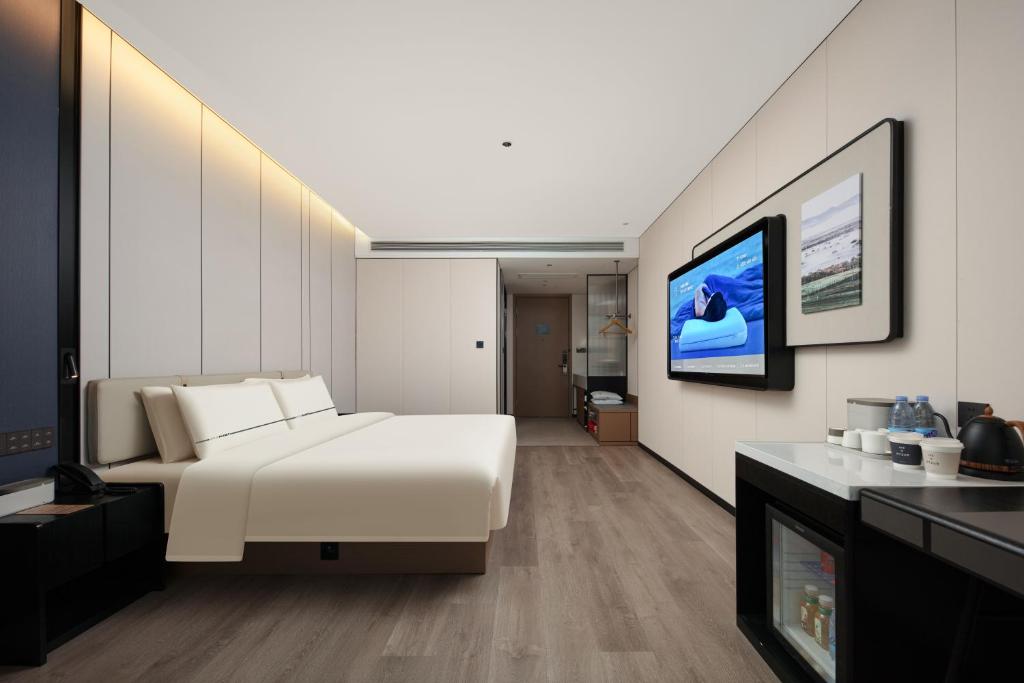 TV a/nebo společenská místnost v ubytování Atour Hotel Tianjin Tiankai Huayuan Industrial Park