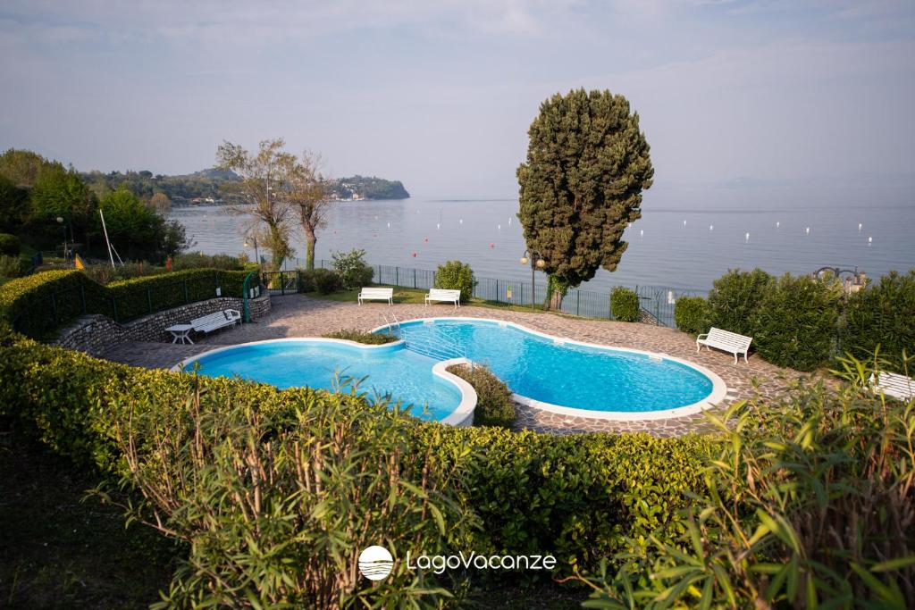 una piscina con vista sull'acqua di Specchio sul Lago a Manerba del Garda