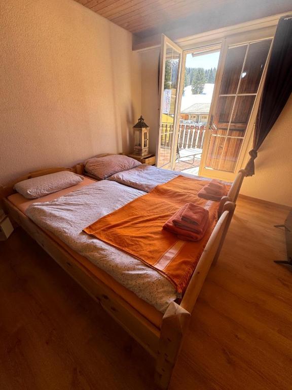 Postel nebo postele na pokoji v ubytování Winterzsuber Lenzerheide