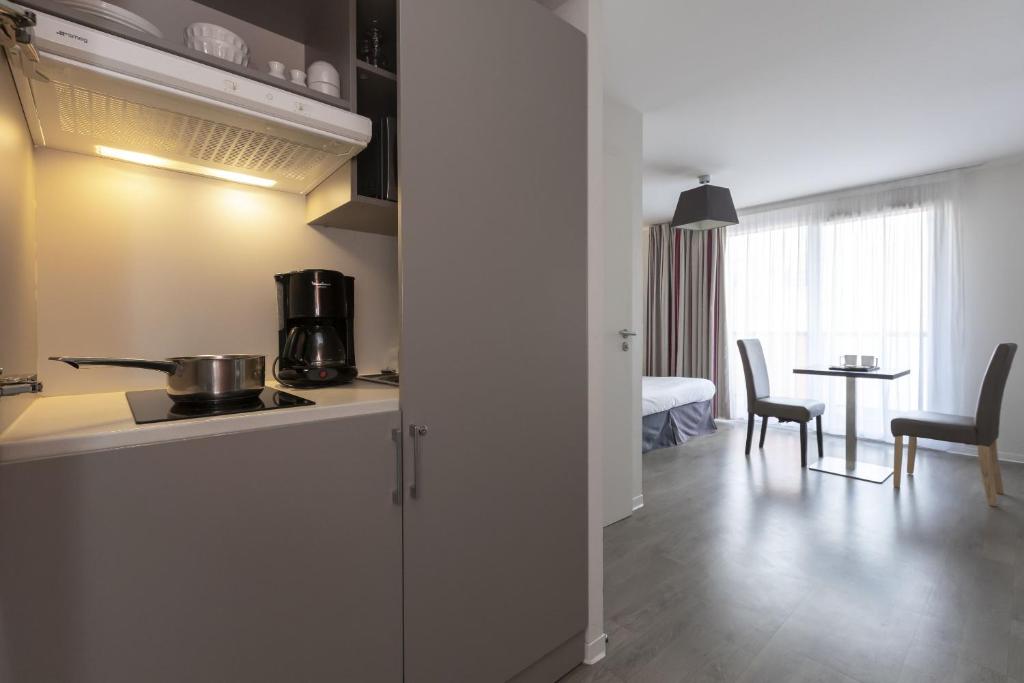 Kuchyň nebo kuchyňský kout v ubytování Appart Hotel Odalys City Colmar La Rose d'Argent