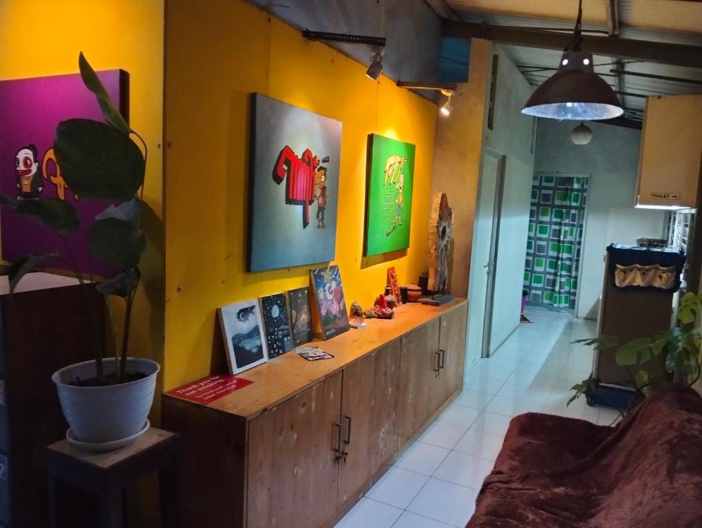 TV a/nebo společenská místnost v ubytování Condro Wulan Hostel