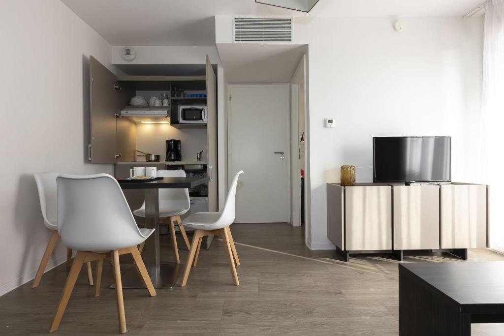 TV a/nebo společenská místnost v ubytování Appart Hotel Odalys City Colmar La Rose d'Argent