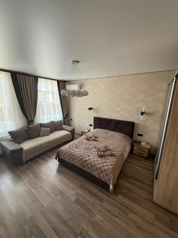 เตียงในห้องที่ VIP квартира в центрі міста «D.I.M.»