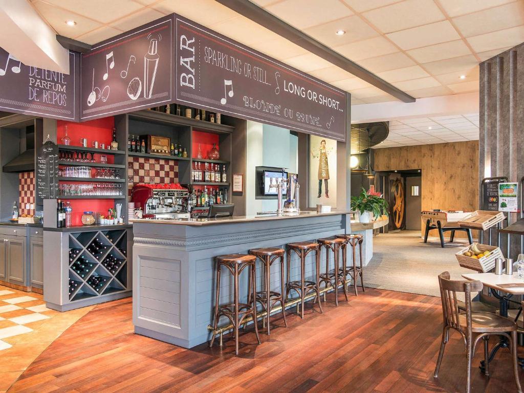 Lounge nebo bar v ubytování ibis Falaise Coeur de Normandie