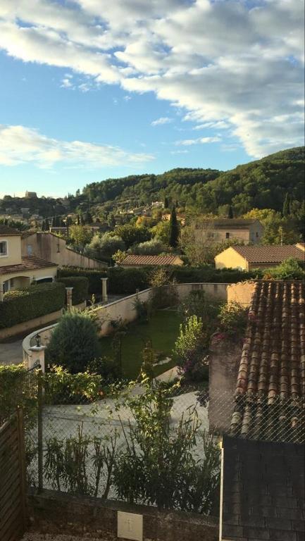 - une vue sur une ville avec des bâtiments et des arbres dans l'établissement Villa Pandoué - Peaceful oasis, à Cuers