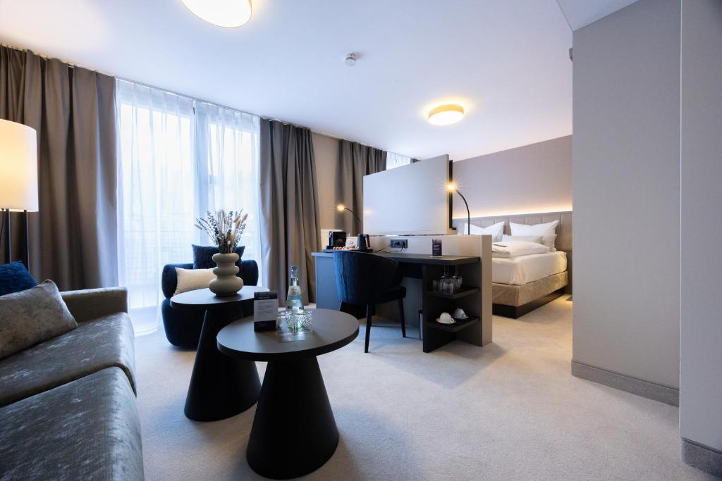 Postel nebo postele na pokoji v ubytování Hotel Kronjuwel by BRIGHT - NEU RENOVIERT - NEWLY RENOVATED