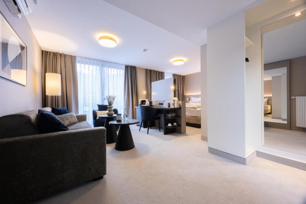 Posezení v ubytování Hotel Kronjuwel by BRIGHT - NEU RENOVIERT - NEWLY RENOVATED