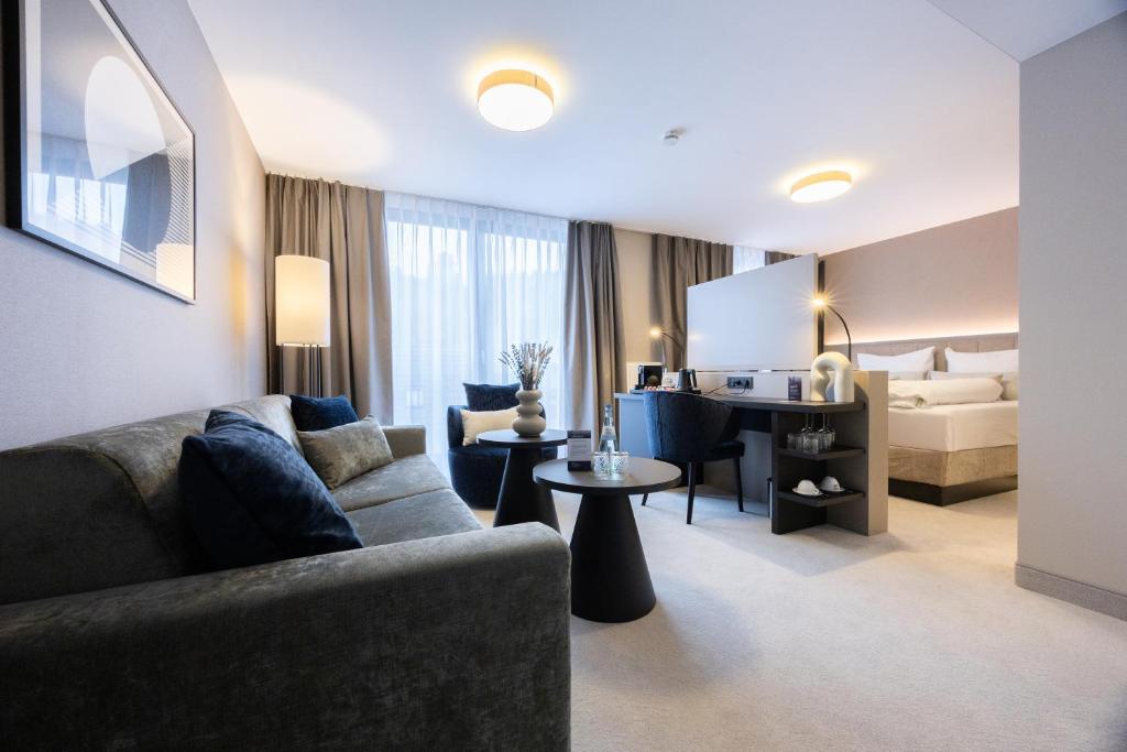 Posezení v ubytování Hotel Kronjuwel by BRIGHT - NEU RENOVIERT - NEWLY RENOVATED