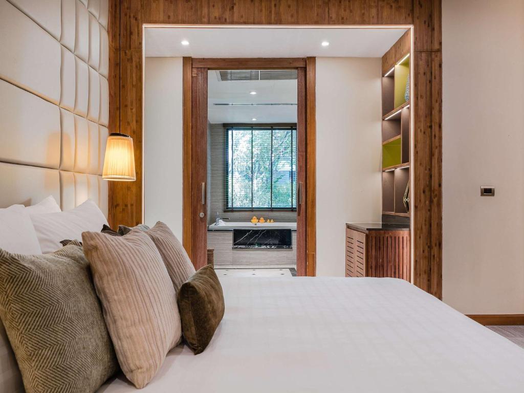 Postel nebo postele na pokoji v ubytování V Villas Hua Hin - MGallery Collection