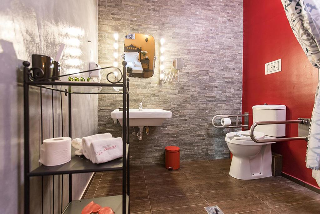 Koupelna v ubytování Theatro Hotel Odysseon